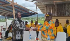 Wabup Dogiyai Salurkan Rp50 Juta Bangun Menara Doa