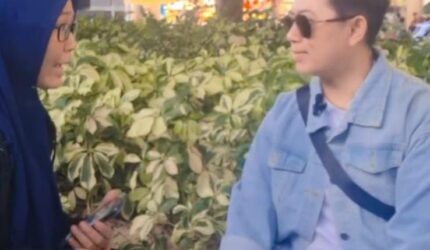 FOTO: Esti Rahaya, Jurnalis Media Suara Utama Internasional, saat melakukan wawancara dengan Arya Panda di Hong Kong. (Dok. Pribadi/SUARA UTAMA)