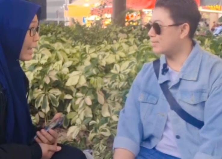 FOTO: Esti Rahaya, Jurnalis Media Suara Utama Internasional, saat melakukan wawancara dengan Arya Panda di Hong Kong. (Dok. Pribadi/SUARA UTAMA)