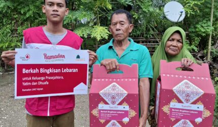 FOTO: Cinta Wakaf Berbagi jelang Lebaran untuk Para Lansia di NTT (SUARA UTAMA/Muhazir Syukur)
