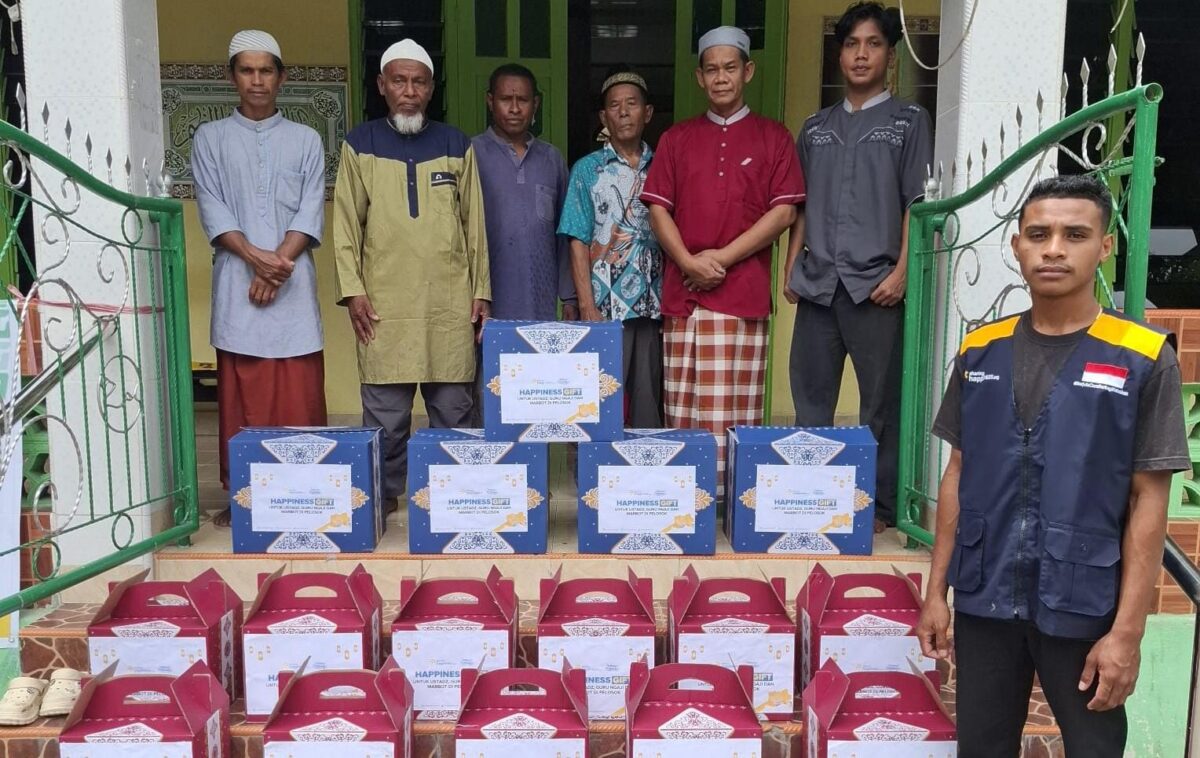 FOTO: Saat bersama penyerahan Happiness Gift dari Sharing Happiness untuk Imam Guru Ngaji dan Marbot Masjid (Muhazir Syukur/SUARA UTAMA)