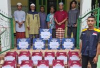 FOTO: Saat bersama penyerahan Happiness Gift dari Sharing Happiness untuk Imam Guru Ngaji dan Marbot Masjid (Muhazir Syukur/SUARA UTAMA)