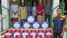FOTO: Saat bersama penyerahan Happiness Gift dari Sharing Happiness untuk Imam Guru Ngaji dan Marbot Masjid (Muhazir Syukur/SUARA UTAMA)