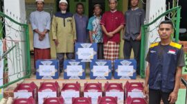 FOTO: Saat bersama penyerahan Happiness Gift dari Sharing Happiness untuk Imam Guru Ngaji dan Marbot Masjid (Muhazir Syukur/SUARA UTAMA)