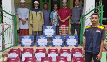 FOTO: Saat bersama penyerahan Happiness Gift dari Sharing Happiness untuk Imam Guru Ngaji dan Marbot Masjid (Muhazir Syukur/SUARA UTAMA)