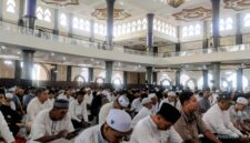 Foto : Tampak Ratusan Jamaah saat mendengarkan tausiyah