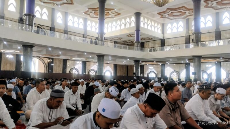 Foto : Tampak Ratusan Jamaah saat mendengarkan tausiyah