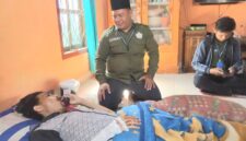 Ketua ! Satgas Jalan Lurus Saat Mengunjungi Rumah Penderita Penyakit Tumor di Babakan Kecamatan Pugung