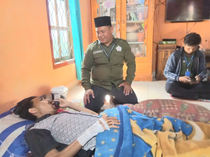 Ketua ! Satgas Jalan Lurus Saat Mengunjungi Rumah Penderita Penyakit Tumor di Babakan Kecamatan Pugung