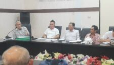 Pengurus Apresiasi Lingkungan dan Hutan Indonesia (ALUN) saat berdiskusi di ruang rapat utama kantor Bapperida Tanggamus