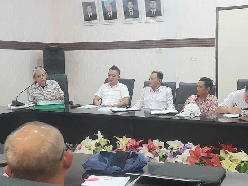 Pengurus Apresiasi Lingkungan dan Hutan Indonesia (ALUN) saat berdiskusi di ruang rapat utama kantor Bapperida Tanggamus