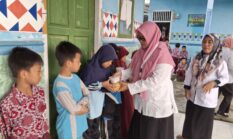 Tumbuhkan Jiwa Berbagi, SDN 01 Tiuh Balak Pasar Gelar Tradisi “Tuker Kakeran” Lebaran