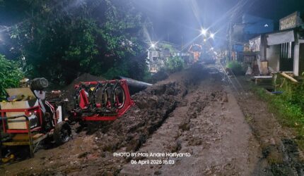 FOTO: Warga Dusun Tempur, Desa Kemiri, Kecamatan Kepanjen, Kabupaten Malang, meminta evaluasi proyek penggalian pipa akibat dampak sosial yang dinilai terabaikan. (Andre Hariyanto/SUARA UTAMA)
