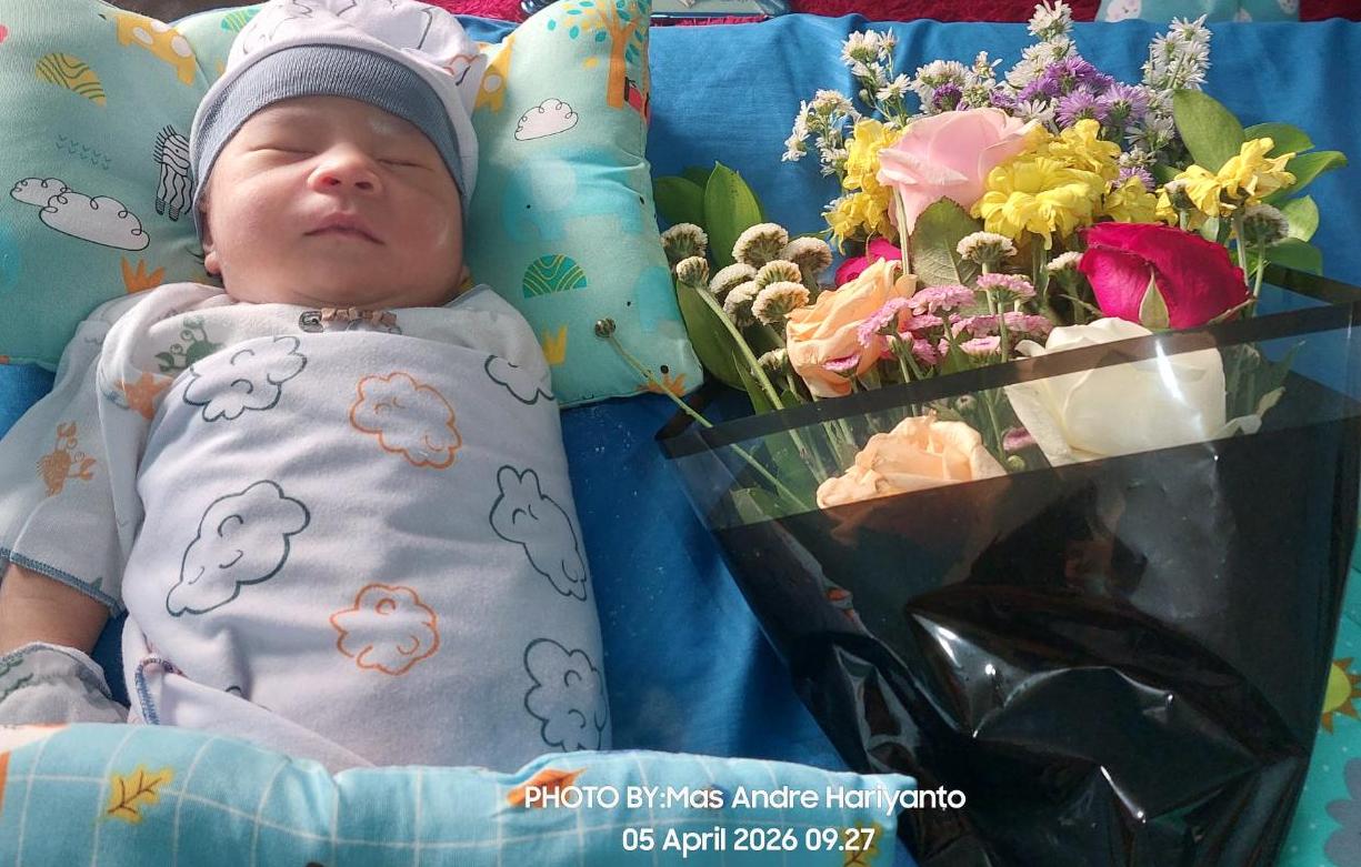 Zahwa Qarira Nazhira, yang memiliki makna perempuan ceria, menenangkan, dan bijaksana