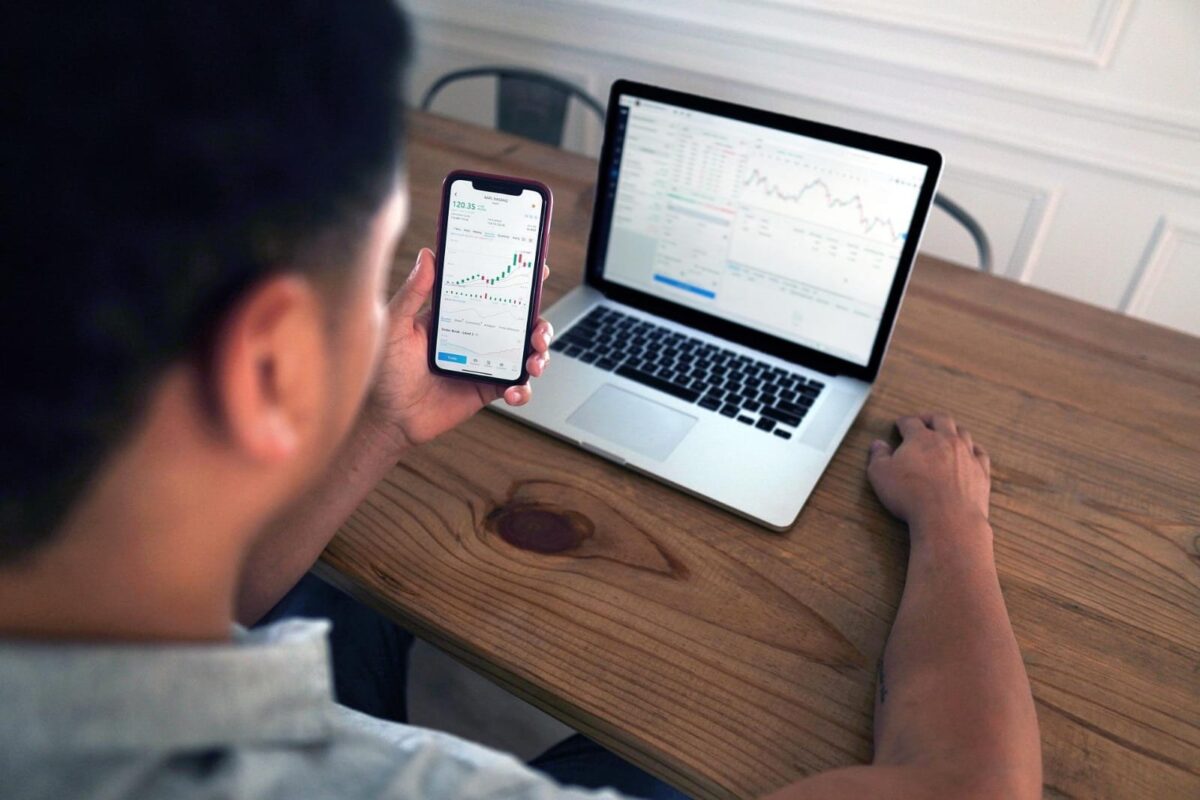 FOTO: Ilustrasi seseorang sedang menjalankan trading forex (Pixabay/SUARA UTAMA)