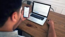 FOTO: Ilustrasi seseorang sedang menjalankan trading forex (Pixabay/SUARA UTAMA)