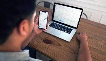 FOTO: Ilustrasi seseorang sedang menjalankan trading forex (Pixabay/SUARA UTAMA)
