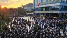 Foto didepan kantor gubernur 