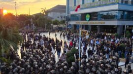 Foto didepan kantor gubernur 