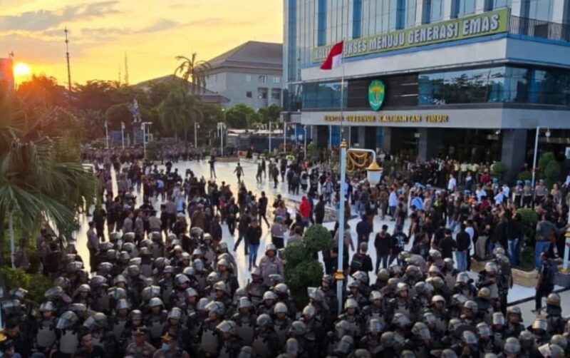 Foto didepan kantor gubernur 