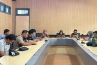 foto mediasi antara buruh,pemerintah dan perusahaan.