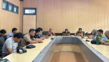 foto mediasi antara buruh,pemerintah dan perusahaan.