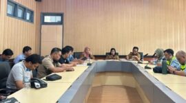 foto mediasi antara buruh,pemerintah dan perusahaan.