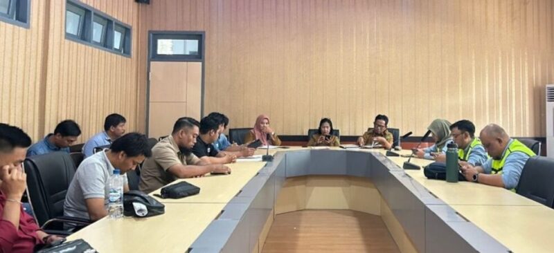 foto mediasi antara buruh,pemerintah dan perusahaan.