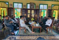 Foto Raja sambaliung, Gunung tabur Dan beberapa undangan yang hadir
