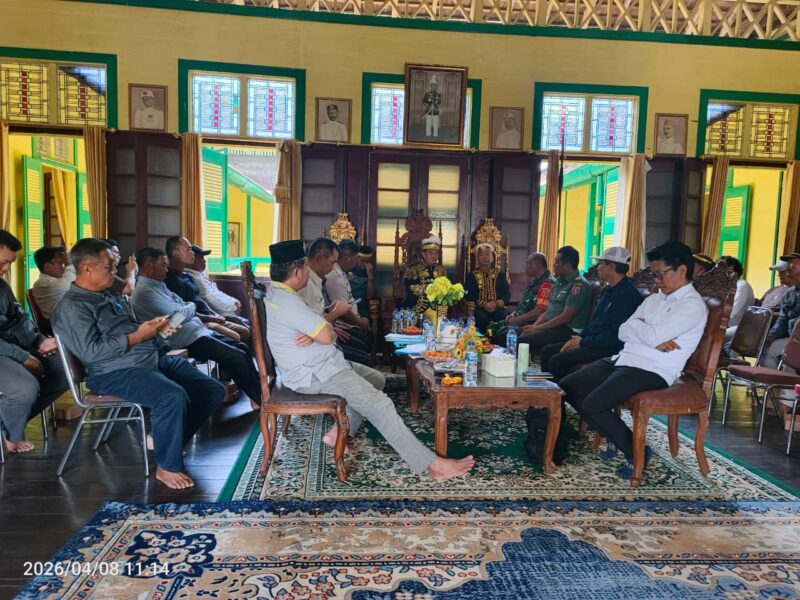 Foto Raja sambaliung, Gunung tabur Dan beberapa undangan yang hadir