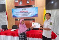 Foto bantuan langsung tunai simbolis kepada masyarakat yang membutuhkan.