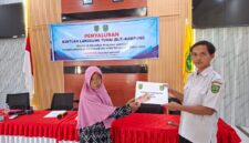 Foto bantuan langsung tunai simbolis kepada masyarakat yang membutuhkan.