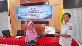 Foto bantuan langsung tunai simbolis kepada masyarakat yang membutuhkan.