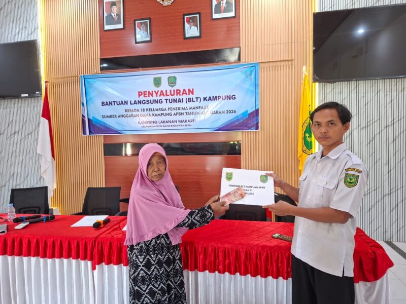 Foto bantuan langsung tunai simbolis kepada masyarakat yang membutuhkan.