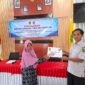 Foto bantuan langsung tunai simbolis kepada masyarakat yang membutuhkan.
