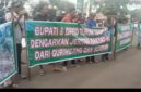 Foto kelompok tani suaran,gurimbang didepan gedung, untk meminta hak kepada Pt TRH