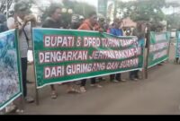 Foto kelompok tani suaran,gurimbang didepan gedung, untk meminta hak kepada Pt TRH