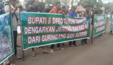 Foto kelompok tani suaran,gurimbang didepan gedung, untk meminta hak kepada Pt TRH