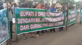 Foto kelompok tani suaran,gurimbang didepan gedung, untk meminta hak kepada Pt TRH