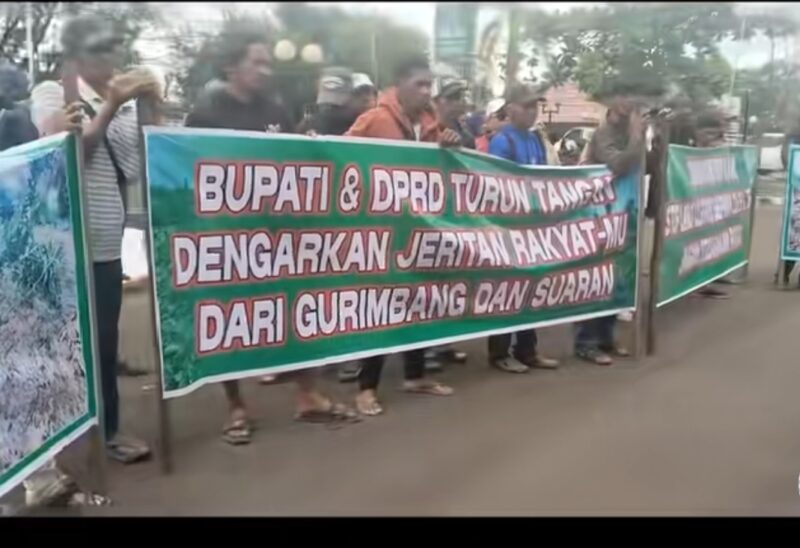 Foto kelompok tani suaran,gurimbang didepan gedung, untk meminta hak kepada Pt TRH