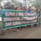 Foto kelompok tani suaran,gurimbang didepan gedung, untk meminta hak kepada Pt TRH
