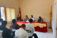 Foto rapat dikantor camat yang dihadiri, kapolsek teluk bayu, komandan babinsa, camat teluk bayur,  dan manejemen pt berau coal.