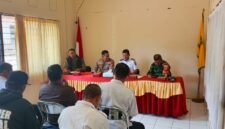 Foto rapat dikantor camat yang dihadiri, kapolsek teluk bayu, komandan babinsa, camat teluk bayur,  dan manejemen pt berau coal.