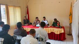 Foto rapat dikantor camat yang dihadiri, kapolsek teluk bayu, komandan babinsa, camat teluk bayur,  dan manejemen pt berau coal.