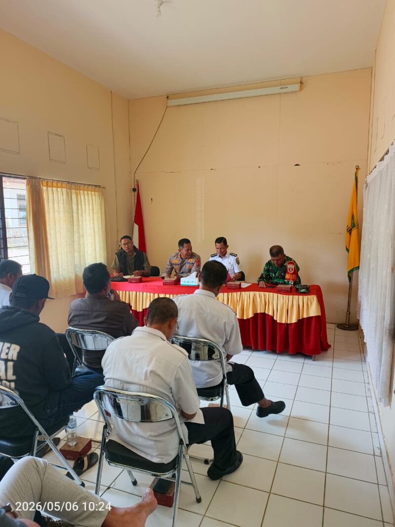 Foto rapat dikantor camat yang dihadiri, kapolsek teluk bayu, komandan babinsa, camat teluk bayur,  dan manejemen pt berau coal.