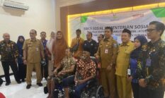 Dinsos Kabupaten Probolinggo Serahkan Bantuan 8 Unit Kursi Roda, Camat Tiris Mengapresiasi dan Ucapkan Terimakasih 