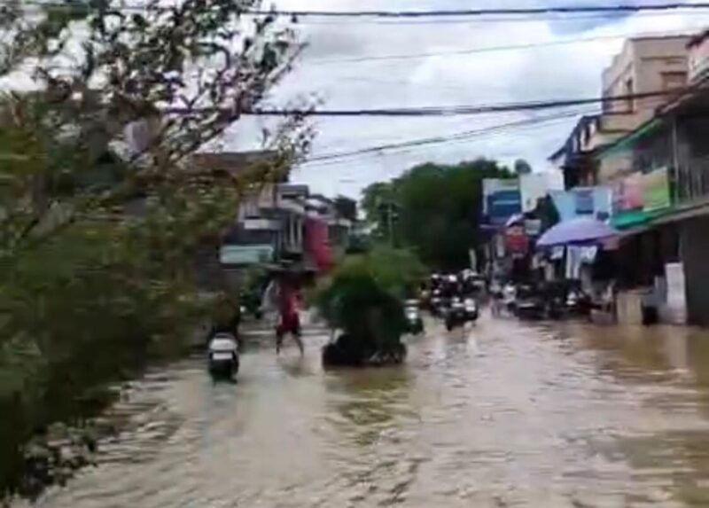 FOTO: Banjir di sekitar Pasar Ibu kota Hulu Sungai Tengah, Barabai, Kalimantan Selatan (SUARA UTAMA/Ahmad Arbani)