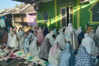Ketua Pengurus Masjid Baburroyyan, Drs Hj Ambo Tuo, menyampaikan sambutan dan ajakan memperkuat kebersamaan serta semangat berkurban kepada jamaah saat pelaksanaan Salat Idul Adha 1447 H di Griya Antang Harapan, Makassar.