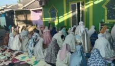 Ketua Pengurus Masjid Baburroyyan, Drs Hj Ambo Tuo, menyampaikan sambutan dan ajakan memperkuat kebersamaan serta semangat berkurban kepada jamaah saat pelaksanaan Salat Idul Adha 1447 H di Griya Antang Harapan, Makassar.