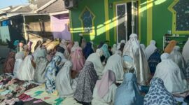 Ketua Pengurus Masjid Baburroyyan, Drs Hj Ambo Tuo, menyampaikan sambutan dan ajakan memperkuat kebersamaan serta semangat berkurban kepada jamaah saat pelaksanaan Salat Idul Adha 1447 H di Griya Antang Harapan, Makassar.